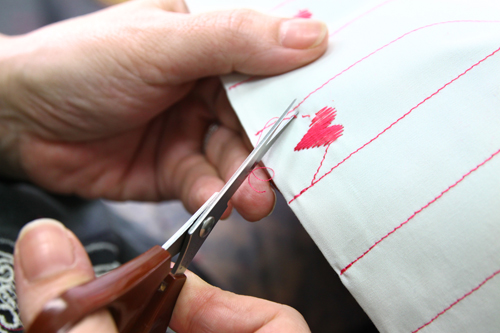 trim thread tails