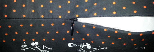 skeleton pillow - invisible zipper
