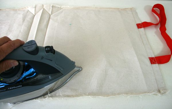 Recycle old canvas bags into made-over market bags with this tutorial
