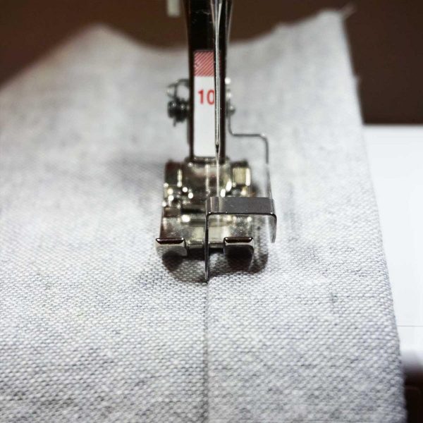 16SewDIY-HowToSewButtonDown-Tips-1200x1200-TopstitchFoot2