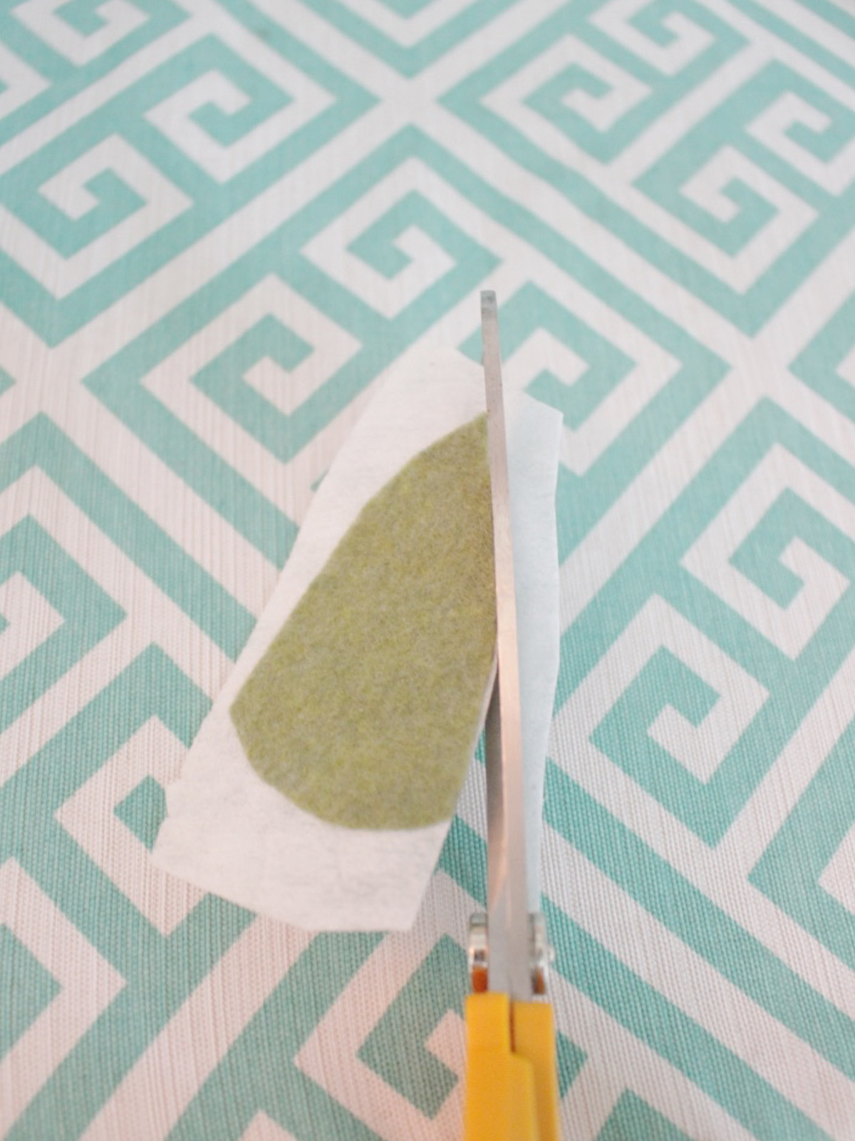 Recycled thread flower pin Step Five: Create the leaves