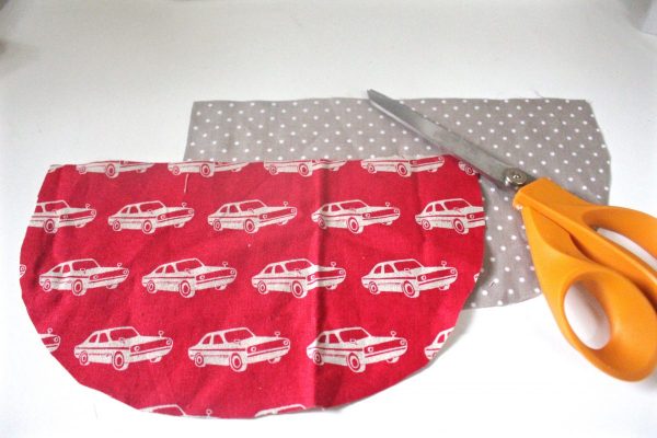Reusuable washable lunch bag Tutorial Step one: Cut fabric into half circle
