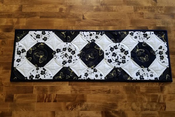 Magic circle table runner