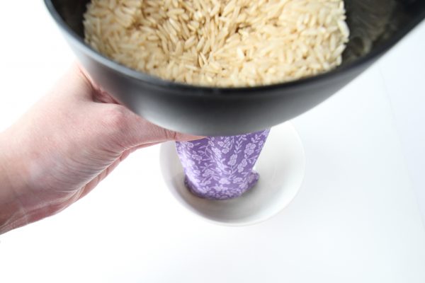 aromatherapy-eye-pillow-Pour rice into the aromatherapy eye pillow
