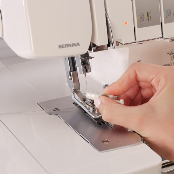 DIY_Wire-edged_Ribbon_needle_threading
