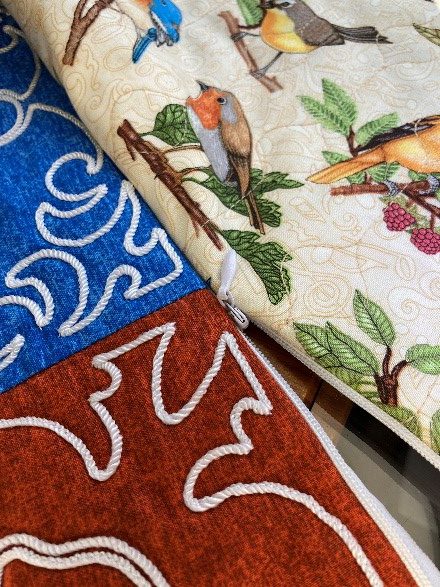 All_Seasons_Couched_Pillow_27_Zipper_complete_BERNINA_WeAllSew_Blog_440x587px