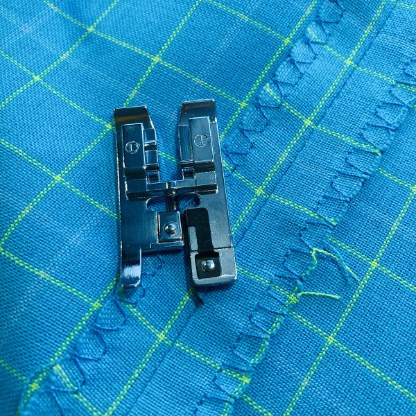 Beginners_Guide_Valance_12_Overcast_raw_edges_BERNINA_WeAllSew_Blog_1200x1200px