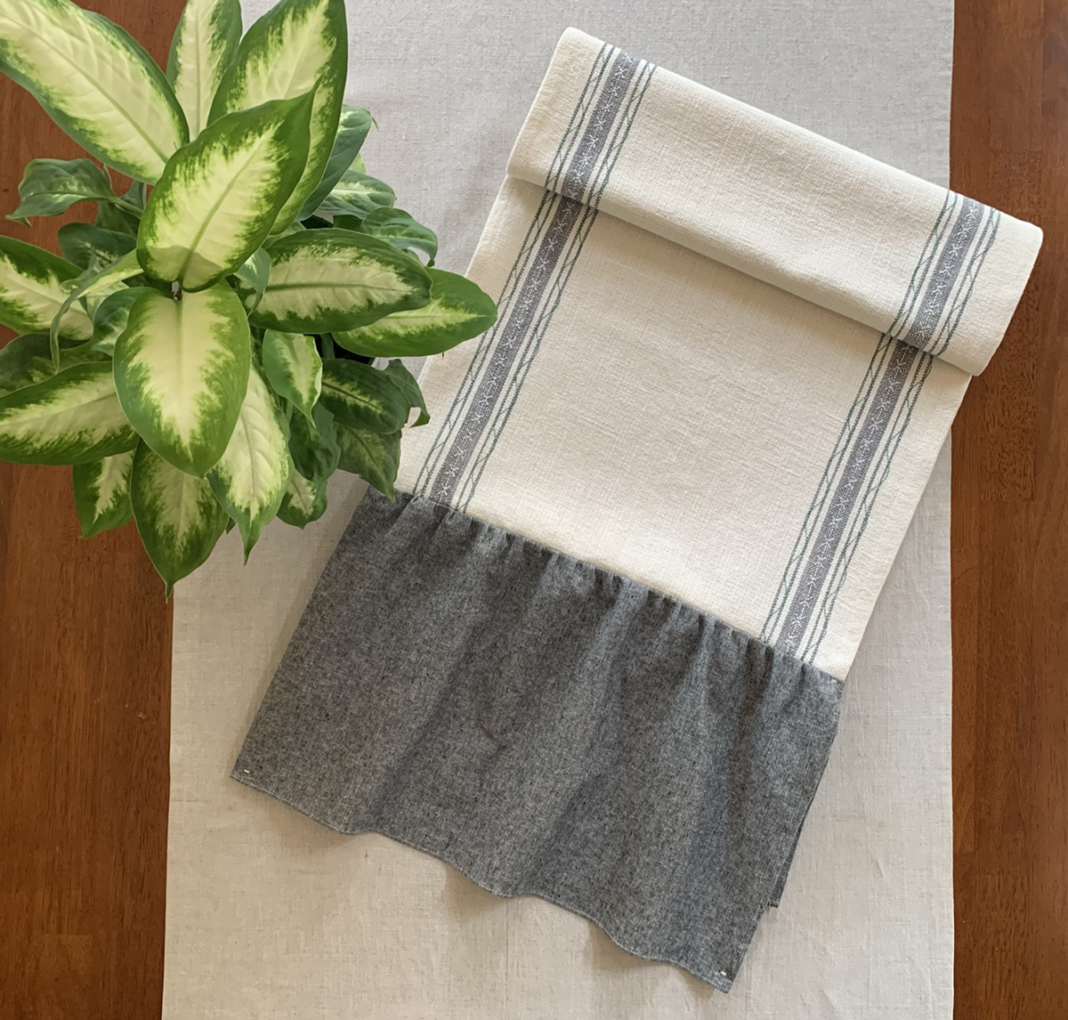 Embellished_Table_Runner_01_Cover_Shot_BERNINA_WeAllSew_Blog_1200x1146px