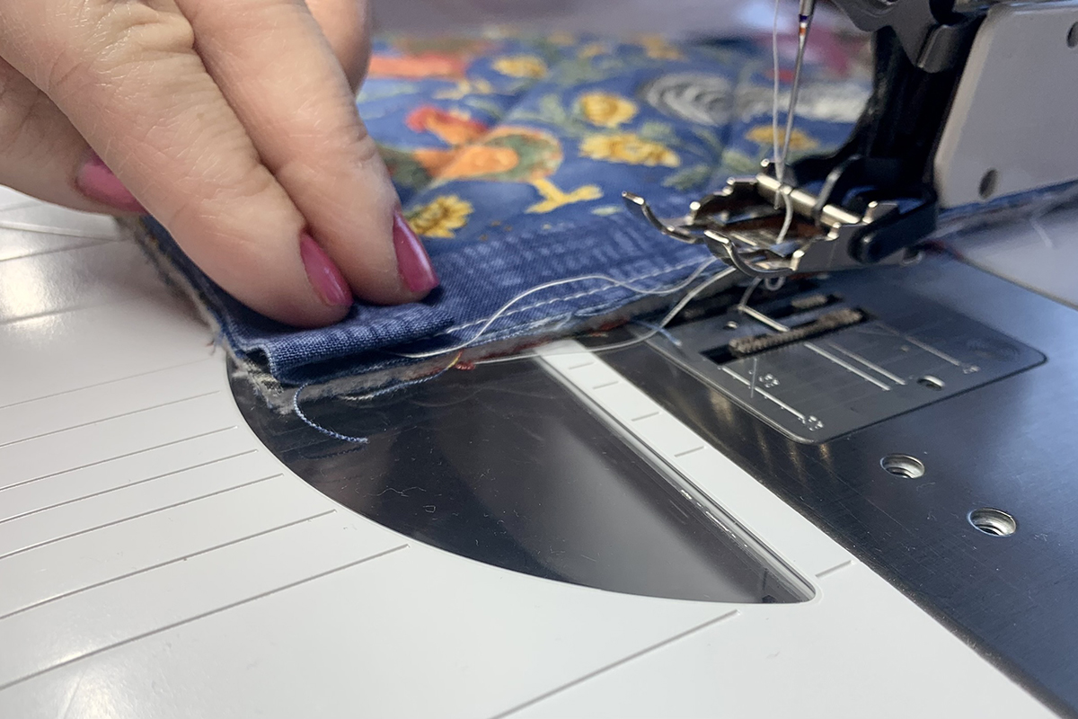Lap_Seam_Bindfing_08_Binding_Even_BERNINA_WeAllSew_Blog_1200x800px
