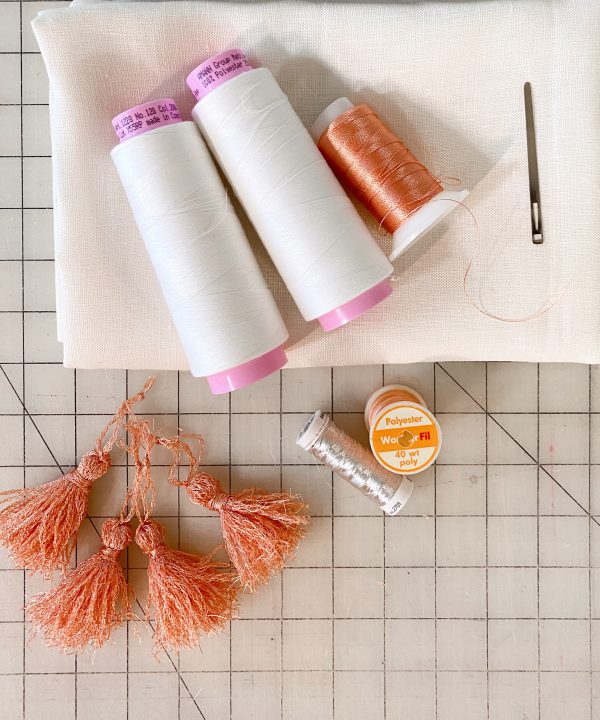 Materials to sew a table runner on an overlocker