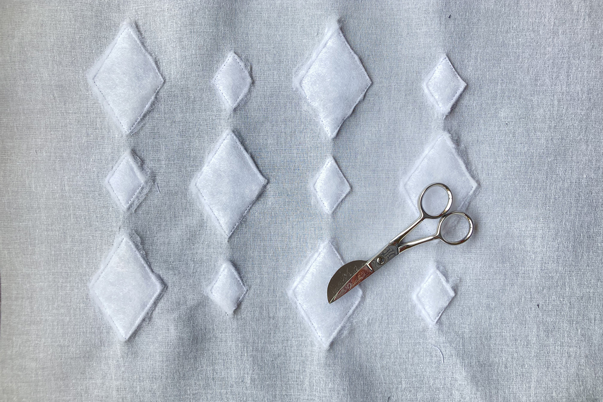 Trapunto_Pillow_07_Trimming_BERNINA_WeAllSew_Blog_1200x800px