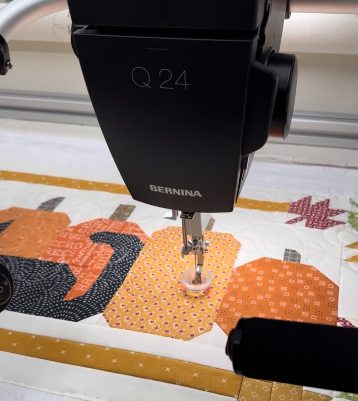 BERNINA Q24 stitching out a pantograph