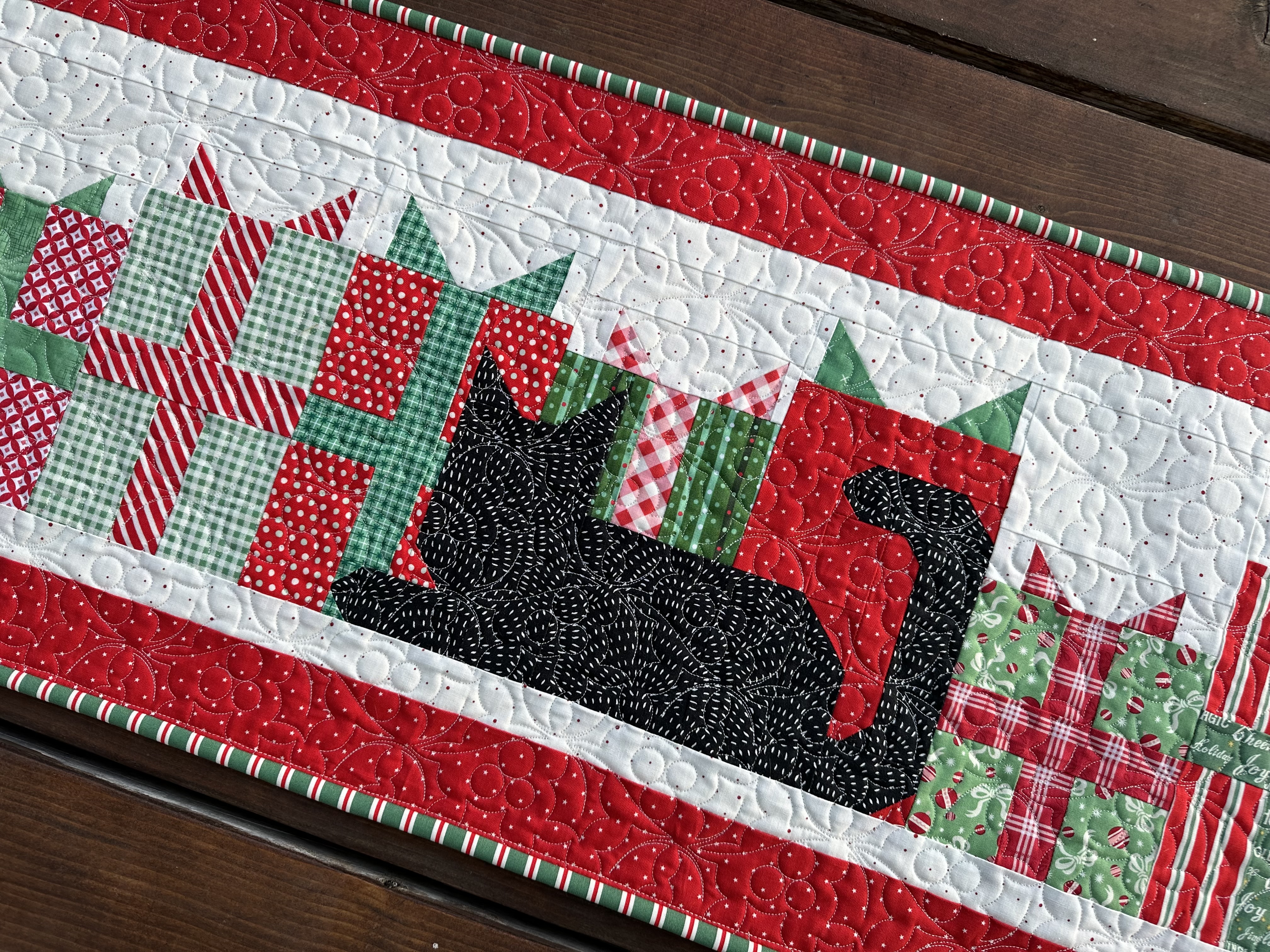Close Up of Onyx in the Onyx at Christmas Table Runner