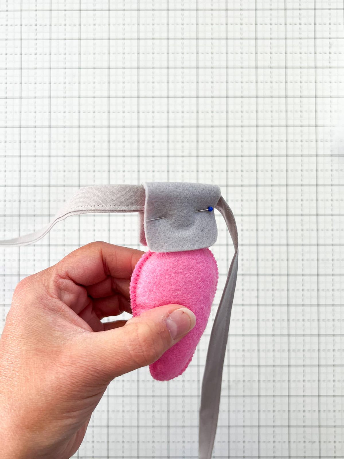 Felt Bulb Garland Tutorial - pin bulb topper