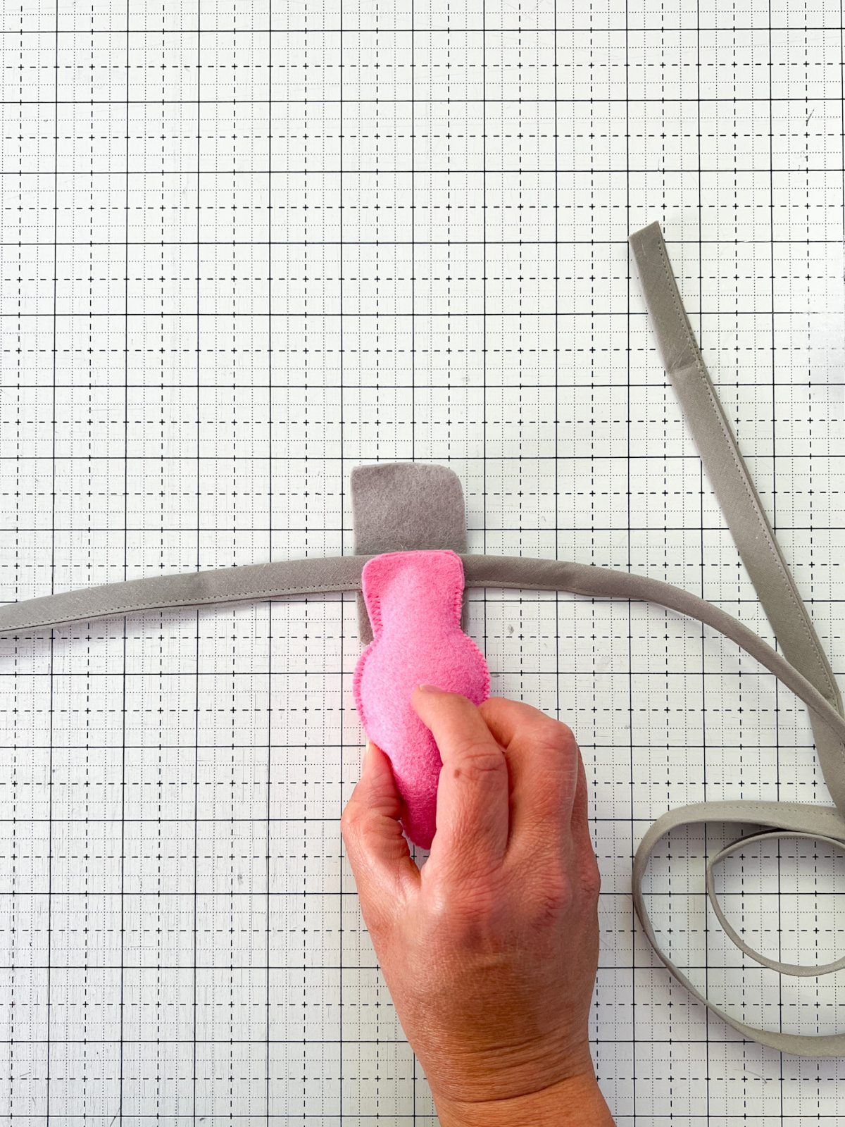 Felt Bulb Garland Tutorial - place bulb on bulb topper
