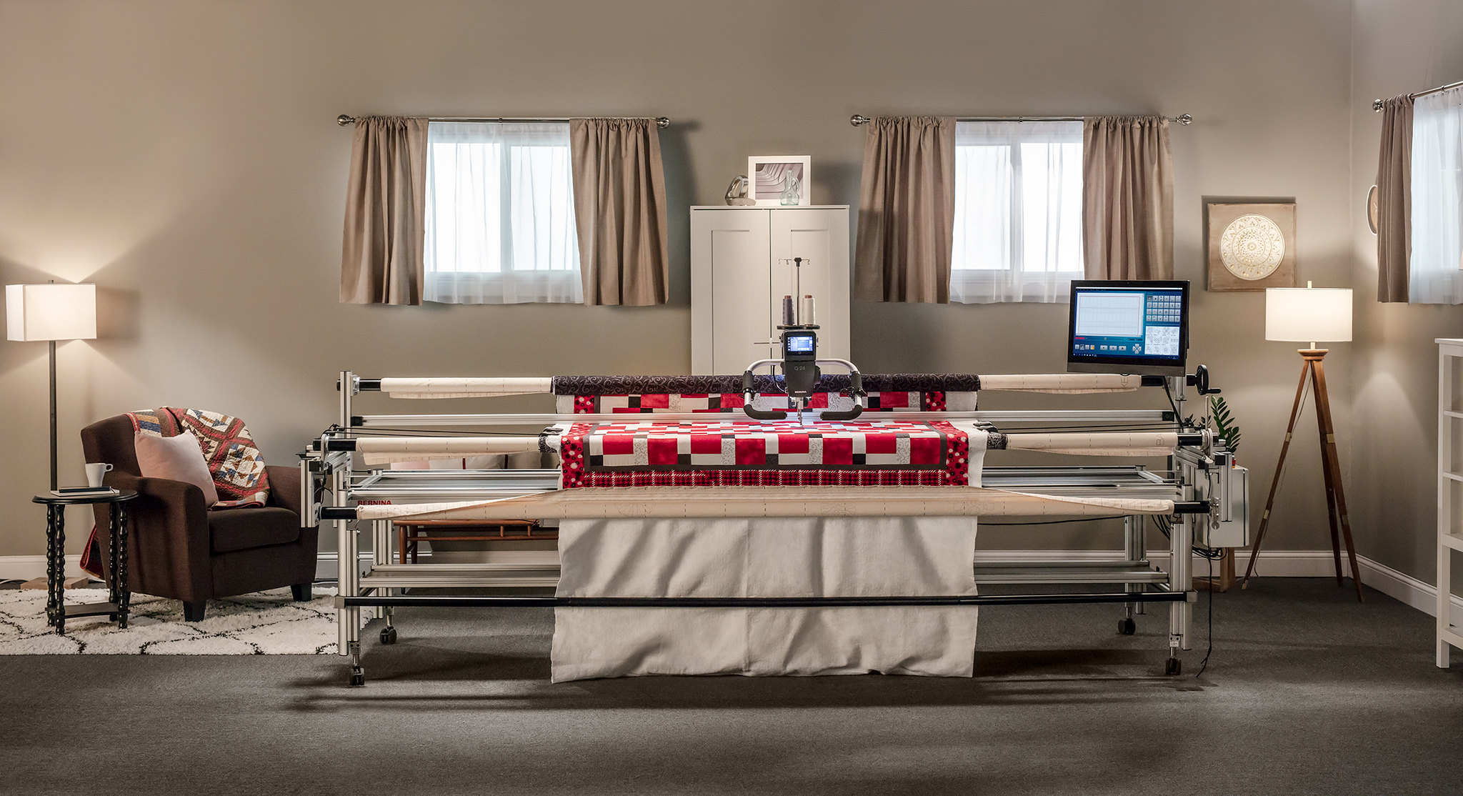 BERNINA Q 24 on a frame with the Q-matic system set up on the right of the frame