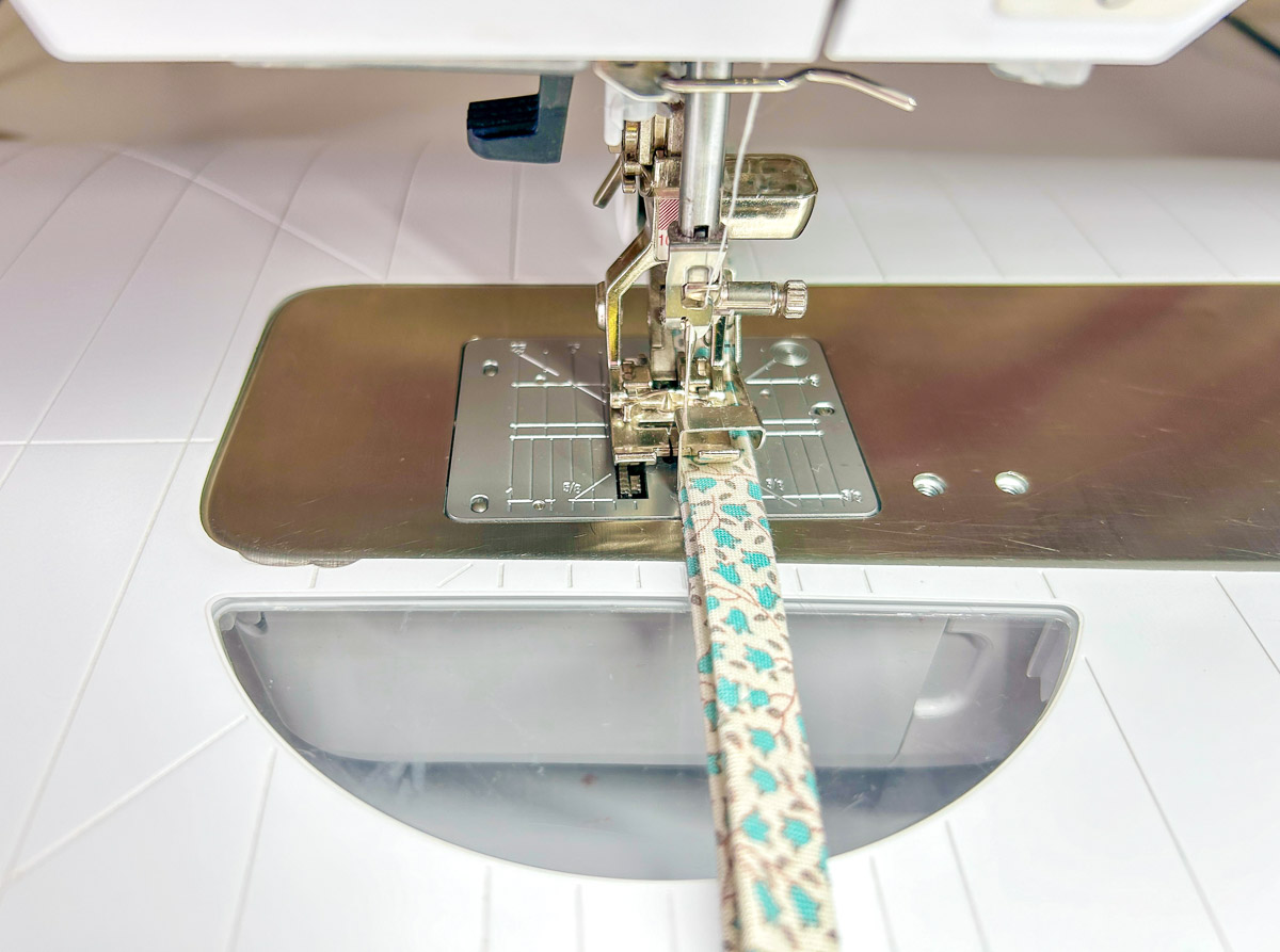 Multi-color tie under edgestitch foot