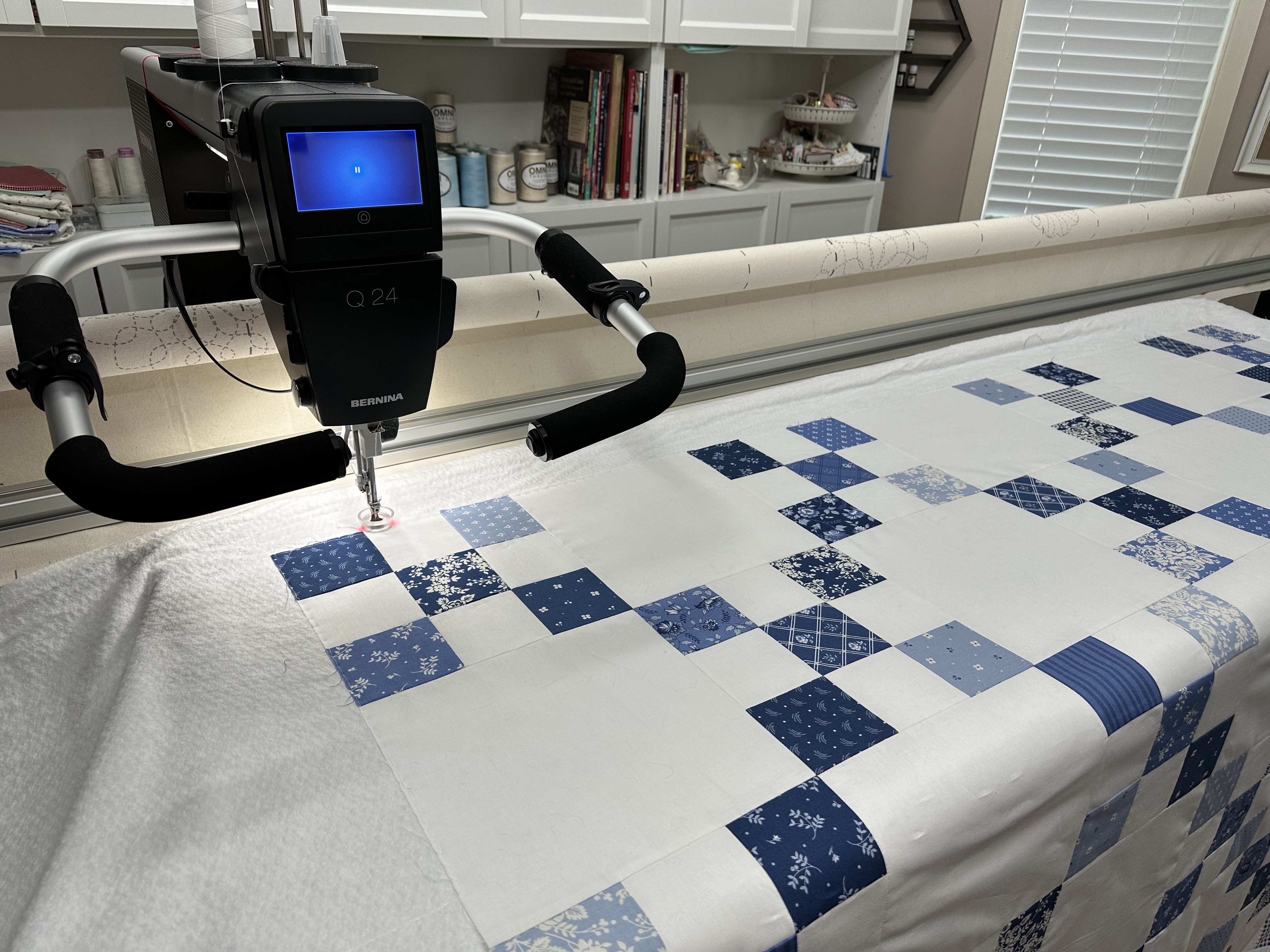 Q24 with Q-matic getting ready to stitch an edge to edge design on the Aurora quilt