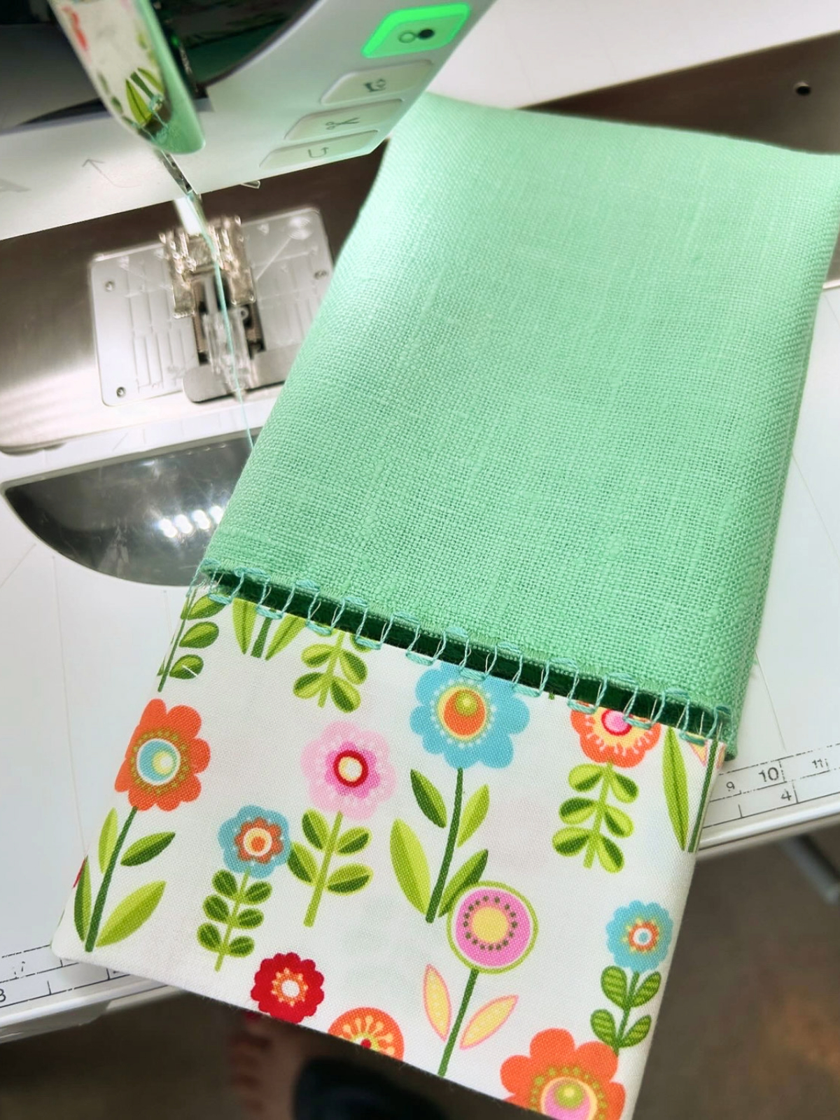 Upcycled napkin folded and displayed on the extension table of the B 790 PLUS.