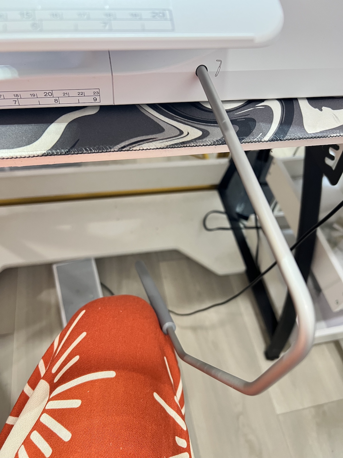 A knee pressing against the BERNINA B 790 PRO Free Hand System