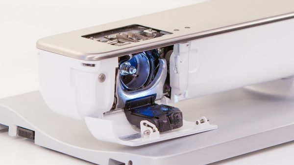 Open the B 990 bobbin door